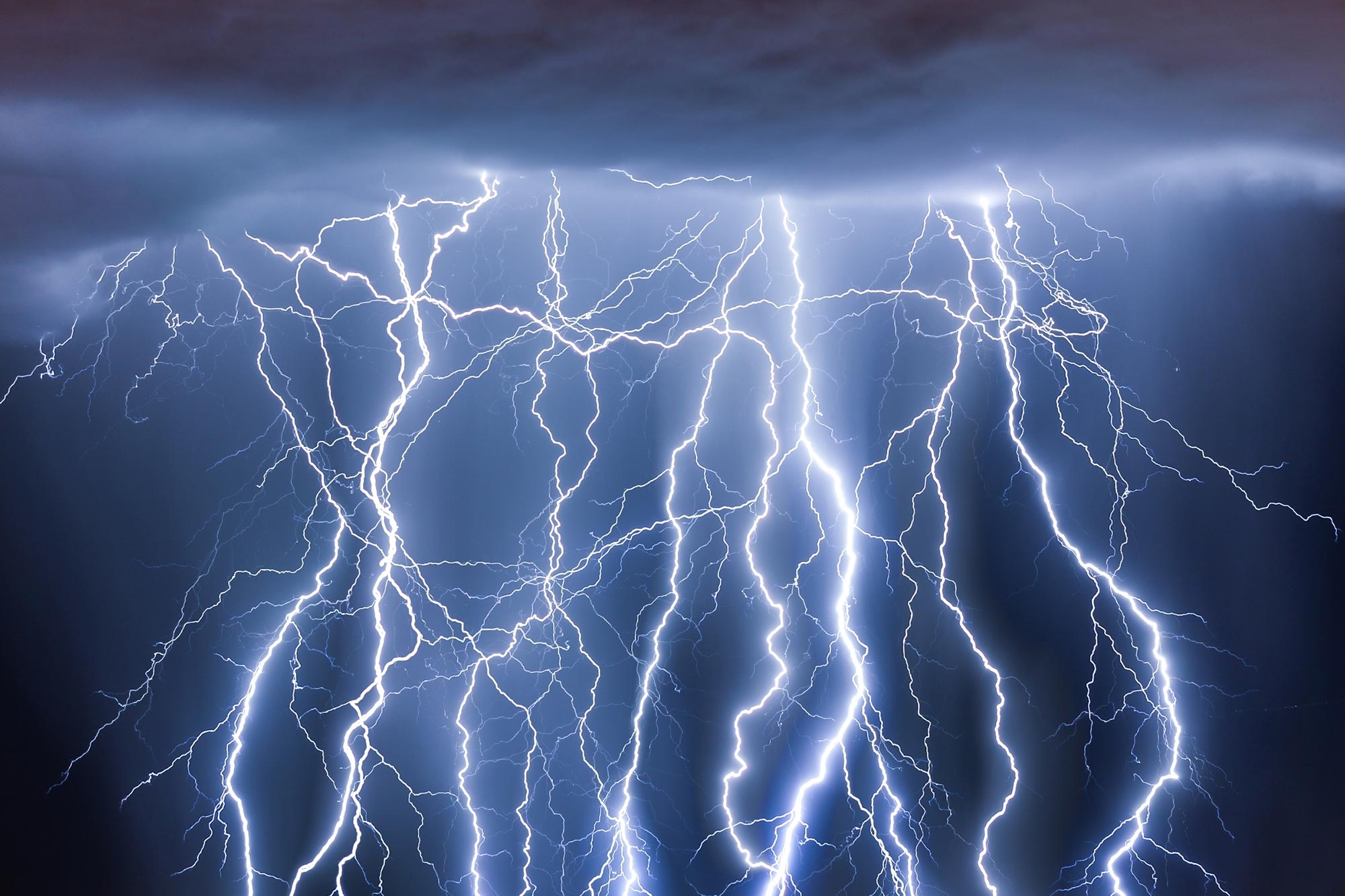 Top 37+ imagen why lightning strikes