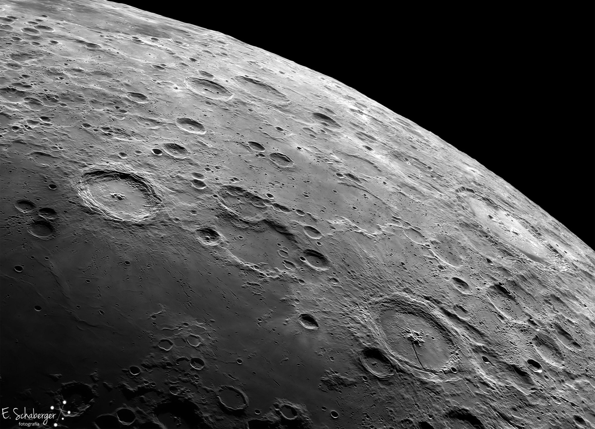 Craterele lunare Langrenus și Petavius