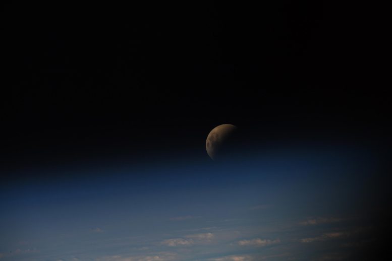 Uluslararası Uzay İstasyonu 1'den Ay Tutulması