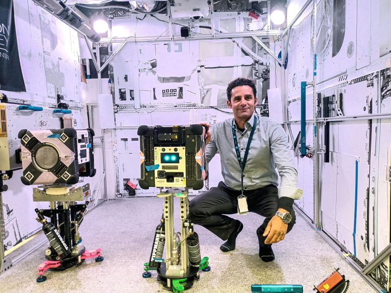 Marc Elmuti avec les appareils MRS et le robot Astrobee