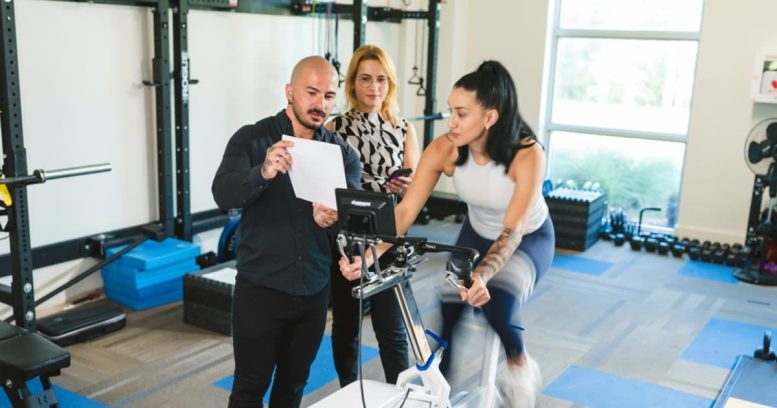 Marcelo Bigliassi and Dayanne Antonio Monitors a Participant