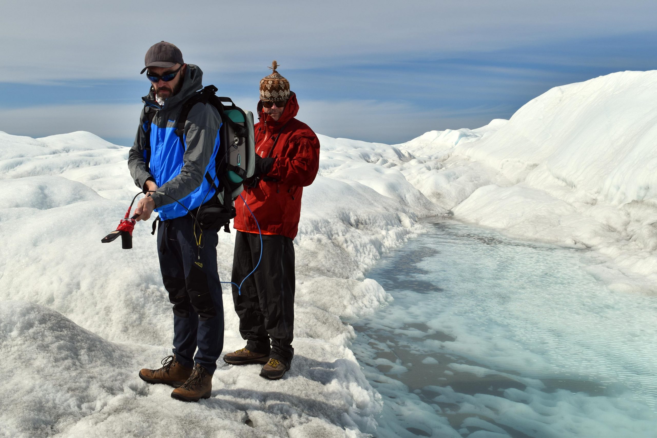 Экспедиция гренландия. Исследователи ледников. Толщина льда в Гренландии. Льды Гренландии. Горы Гренландии.