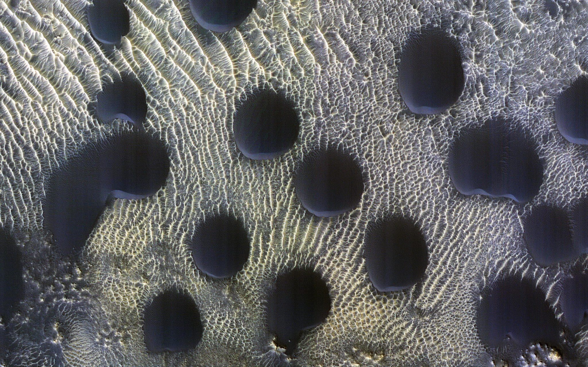 Strane dune di sabbia circolari scoperte su Marte dalla navicella spaziale della NASA