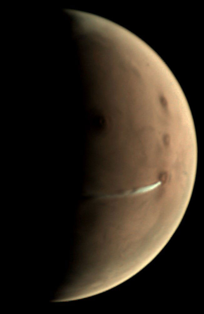 Mars Express Views Elongated Clouds on Mars