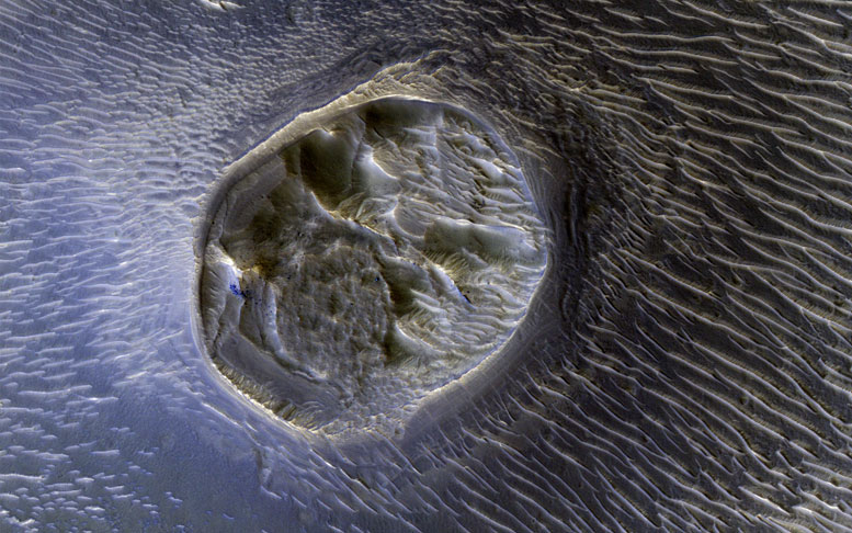 Mars Reconnaissance Orbiter Views a Small Mesa in Noctis Labyrinthus