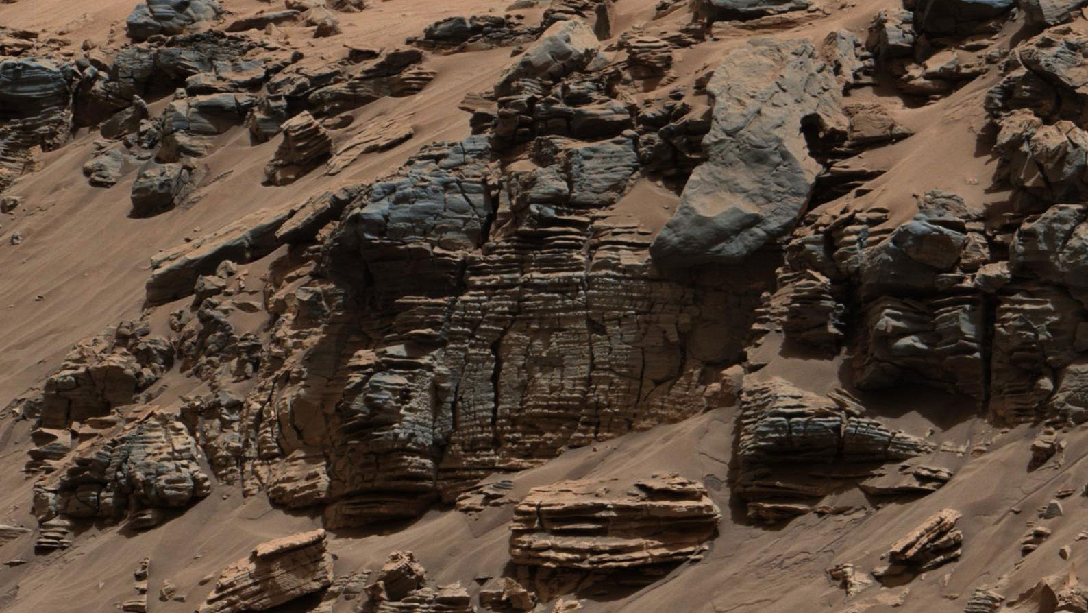 This evenly layered rock photographed by the Mast Camera (Mastcam) on NASA’...