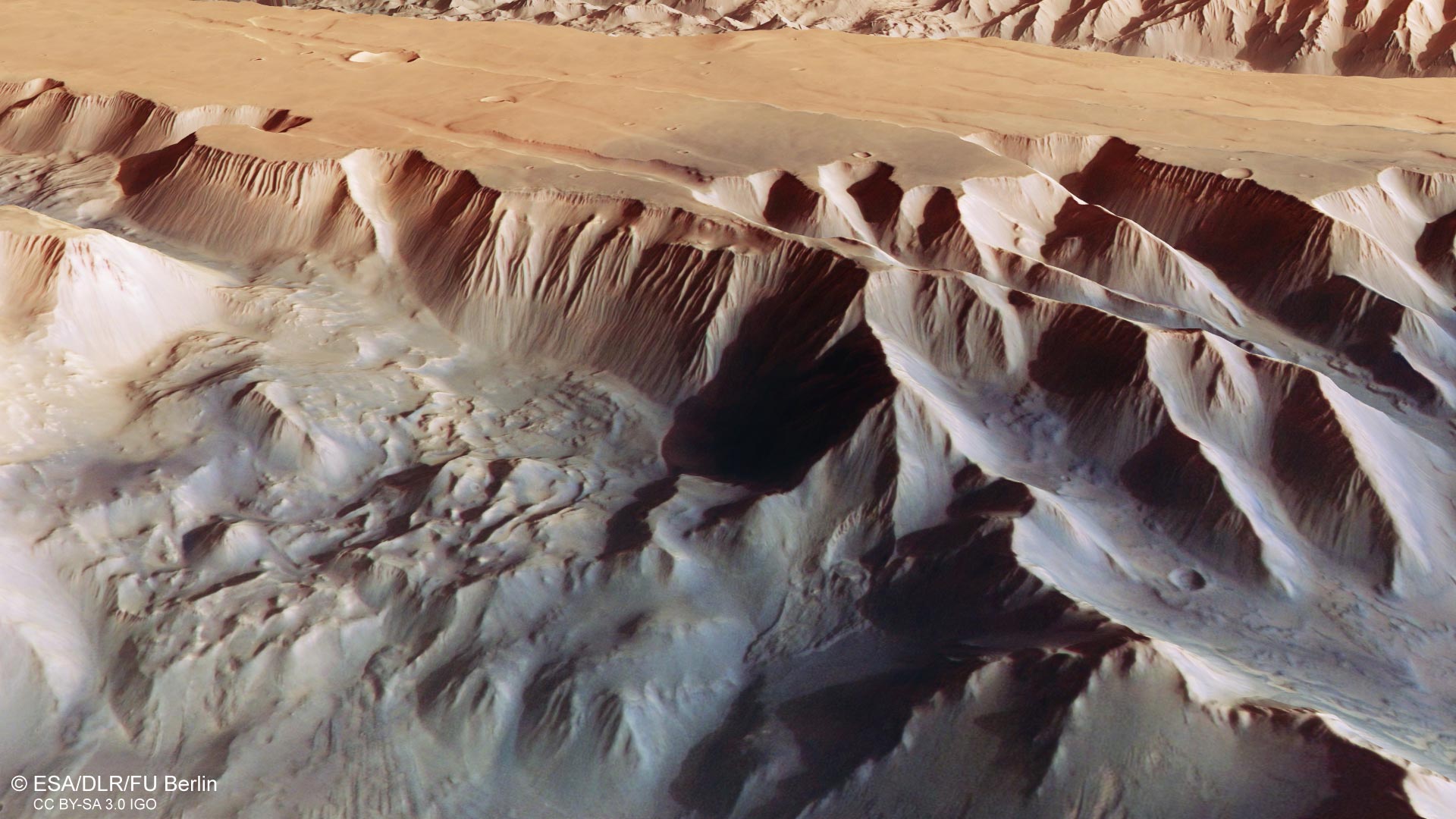 Mars Express pořizuje úžasné snímky obrovského marťanského údolí