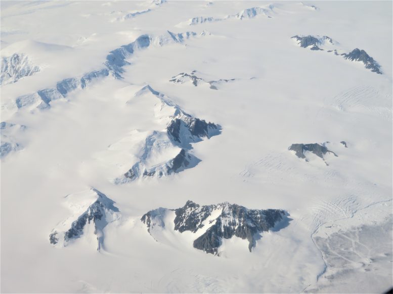 Montanhas e geleiras da Península Antártica vistas de cima