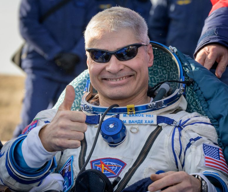 El astronauta de la NASA Mark Vandy está después de aterrizar