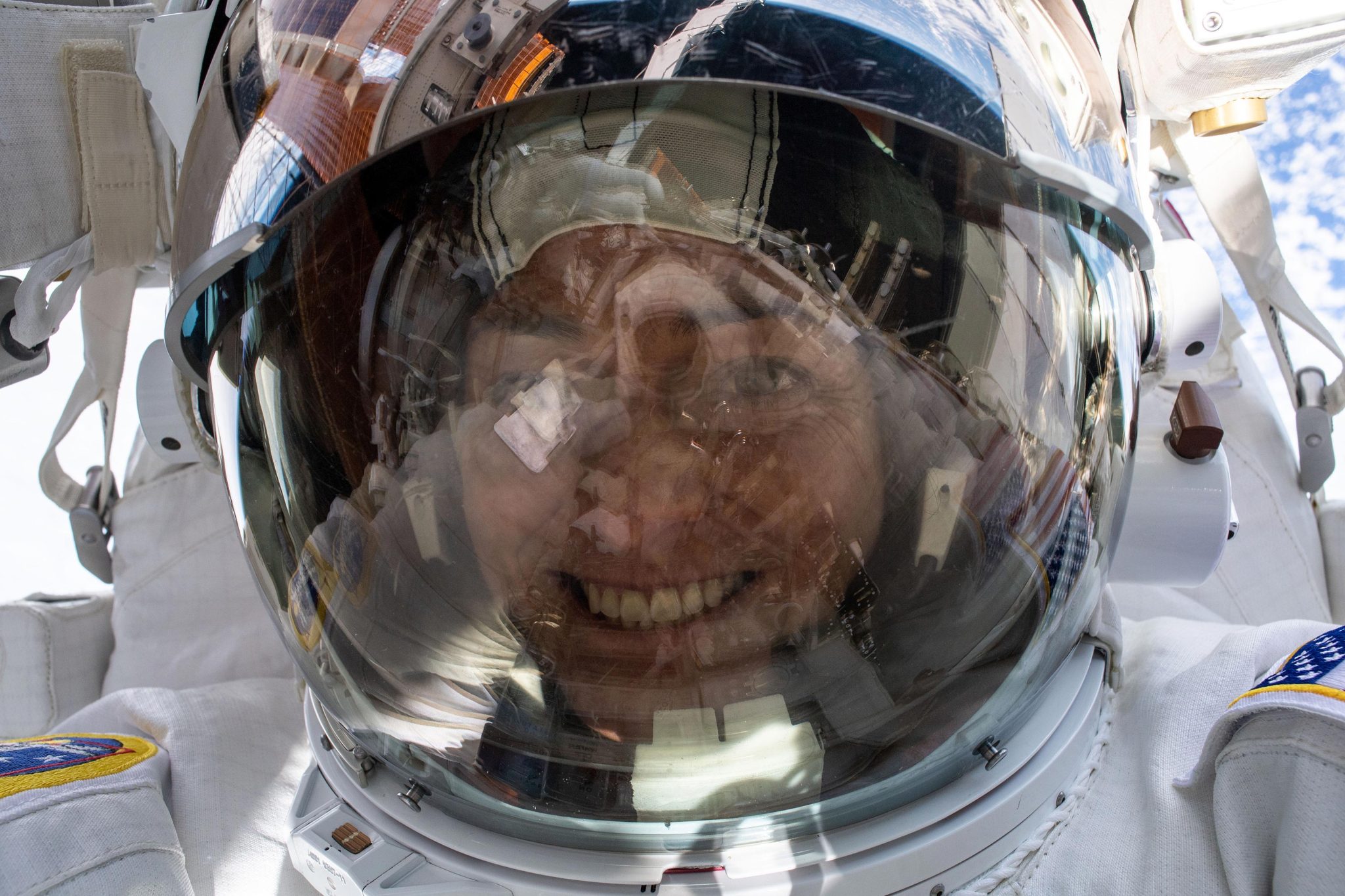 NASA 우주비행사 Nicole Mann 우주 셀카
