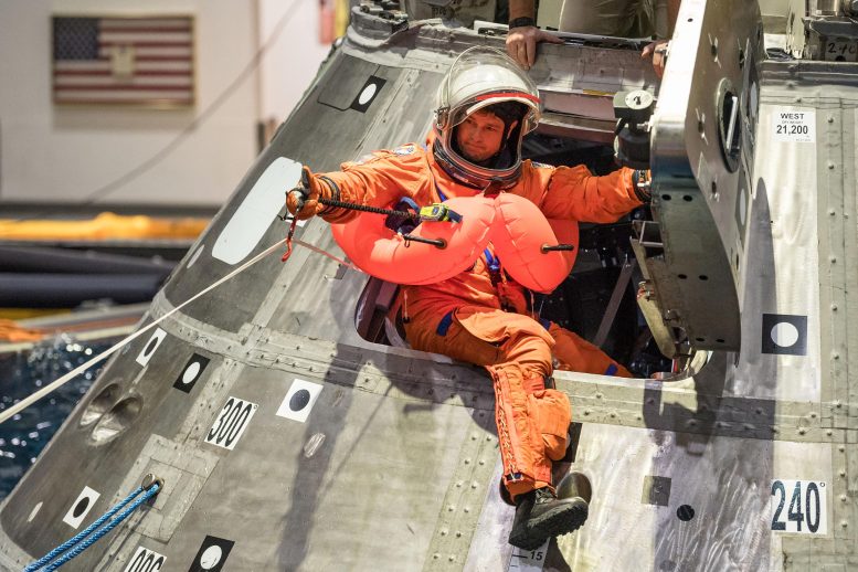 El astronauta de la NASA Reed Wiseman entrenando en el laboratorio de flotabilidad neutra
