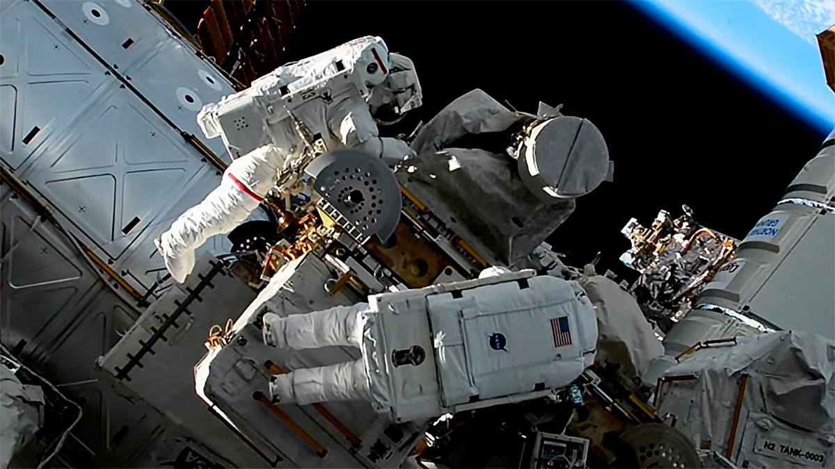 Astronauten verliezen instrumententas in orbitale Oopsy