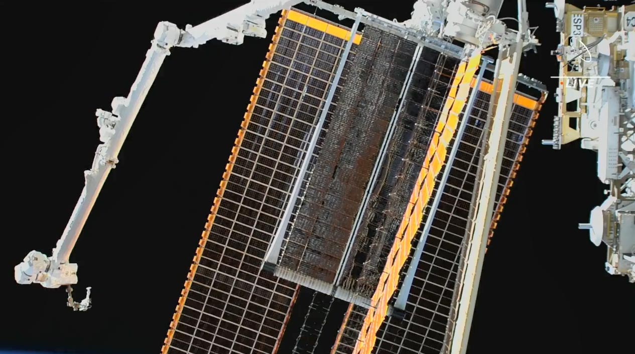 Los astronautas terminan de instalar el panel solar plegable en una caminata espacial sin precedentes