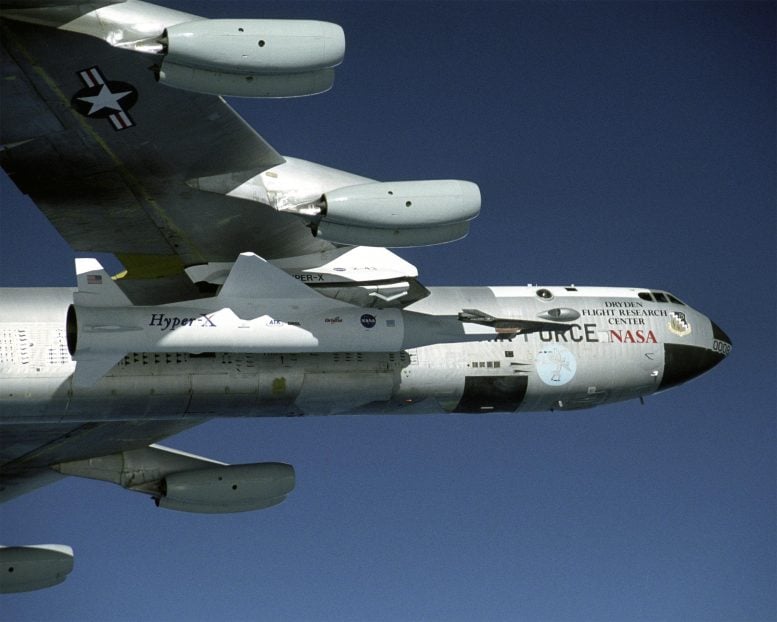 Máy bay phóng B-52B của NASA mang theo xe X-43A