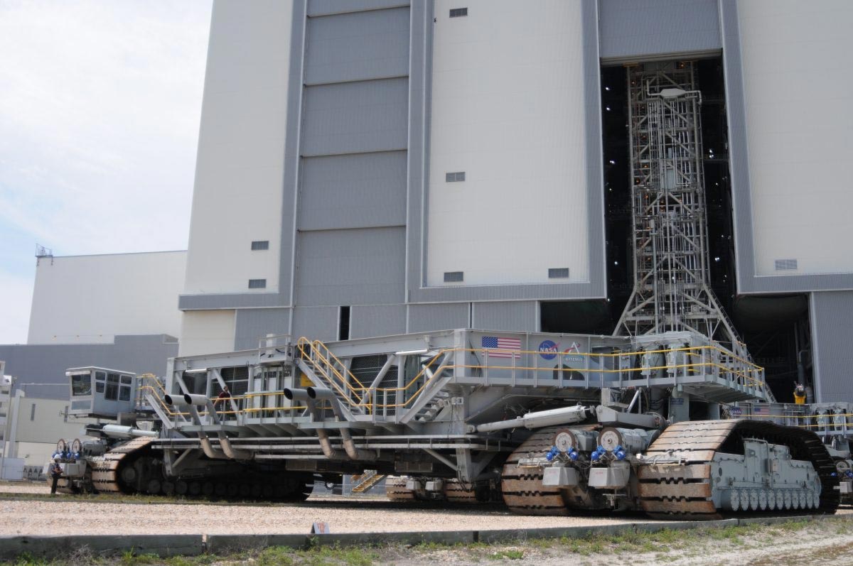 Rastreador gigante da NASA em movimento à medida que o lançamento do foguete lunar gigante se aproxima