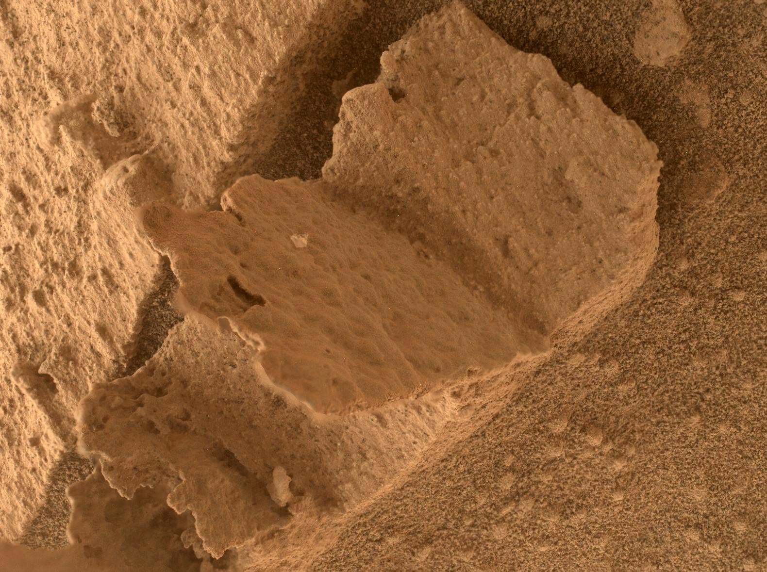 اكتشف المسبار كيوريوسيتي التابع لوكالة ناسا صخرة تشبه الكتاب على سطح المريخ