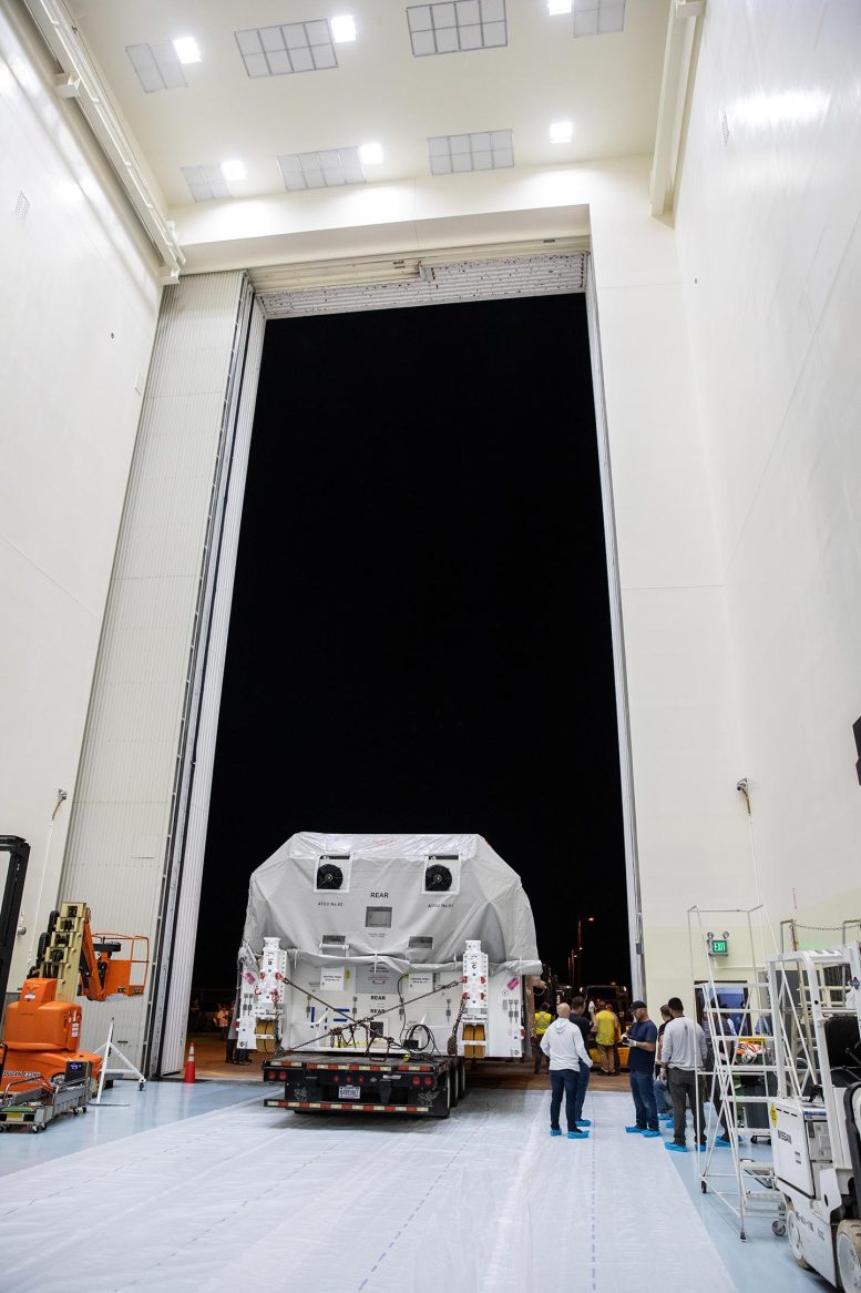 La nave espacial Europa Clipper de la NASA llega a las instalaciones de servicio de cargas útiles peligrosas