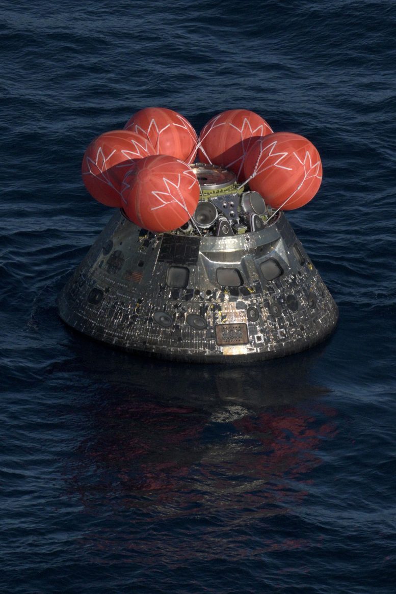 NASA Orion Spacecraft Splashes Down