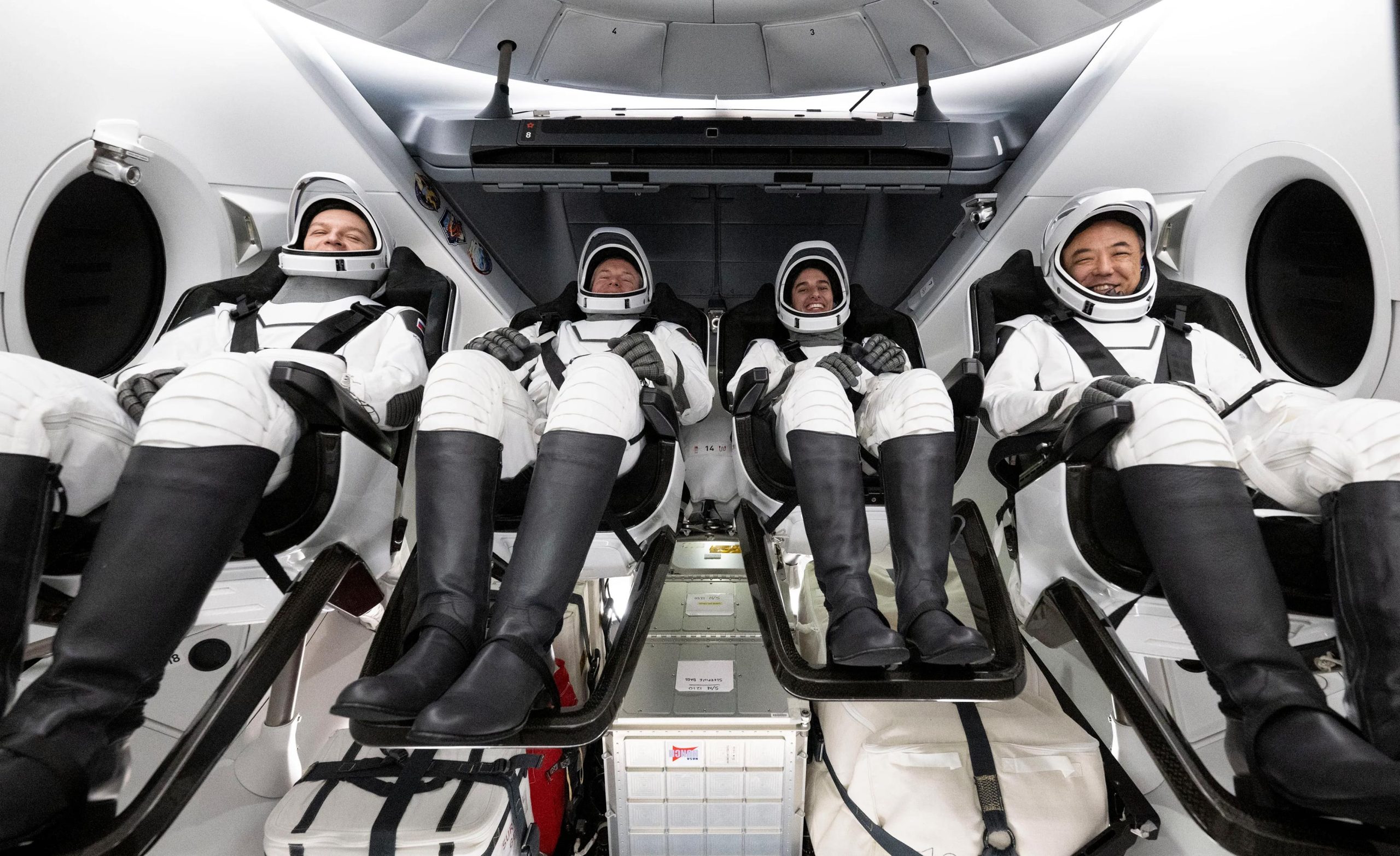 Plons!  NASA's SpaceX Crew-7 keert na 199 dagen in een baan om de aarde terug naar de aarde