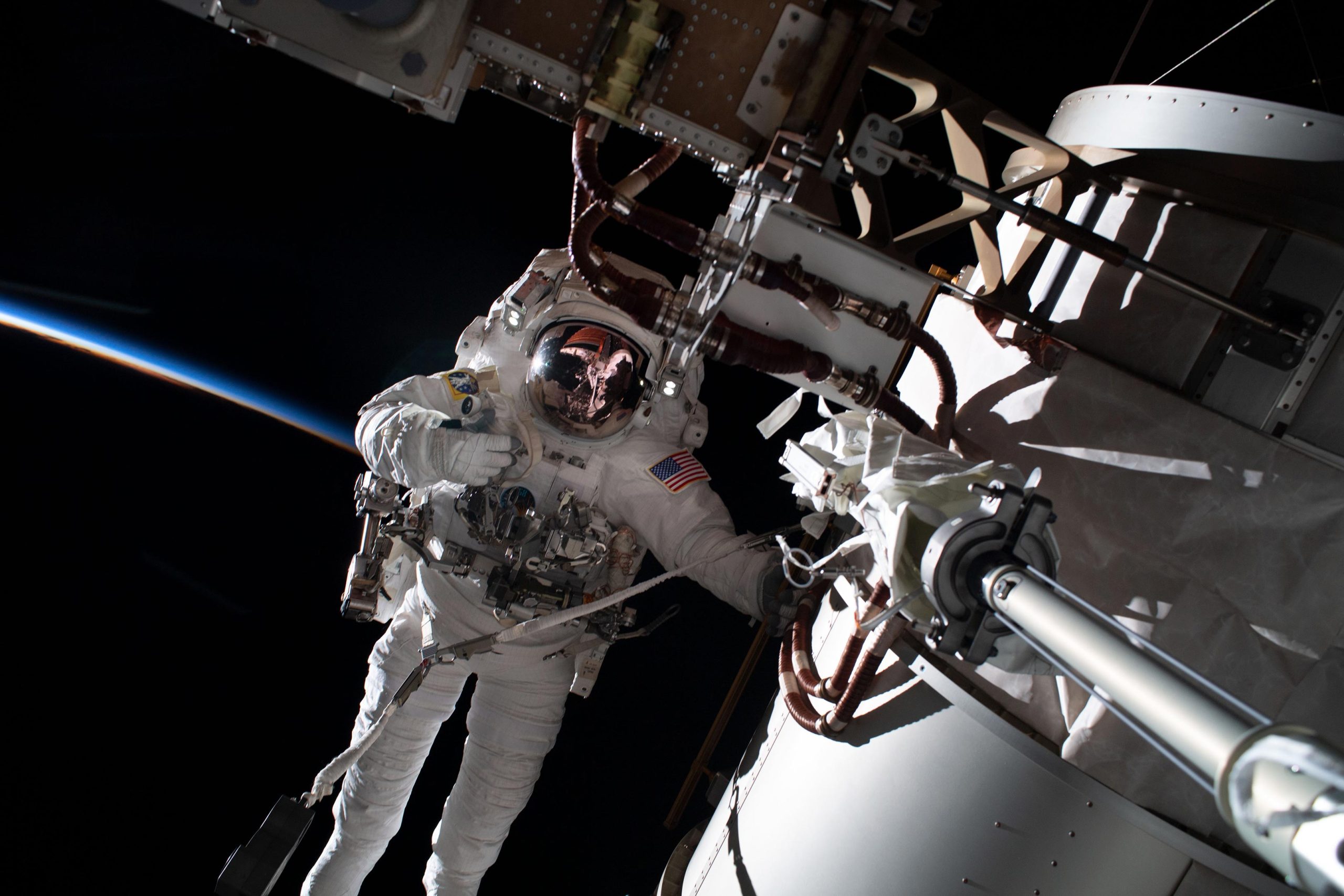 Los astronautas de la NASA completan la instalación de una nueva matriz solar en la Estación Espacial Internacional