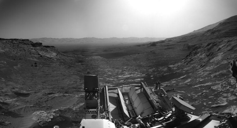 Camera de navigație de dimineață alb-negru al NASA Curiosity Rover