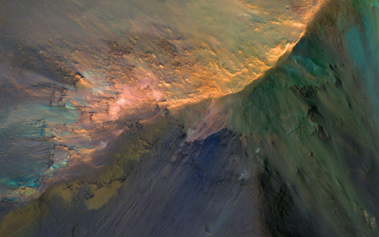 New HiRISE Image of the Hills of Juventae Chasma