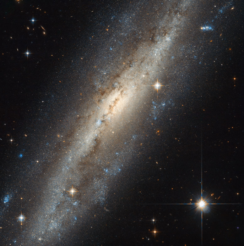 New Hubble Image of Barred Spiral Galaxy NGC 7640