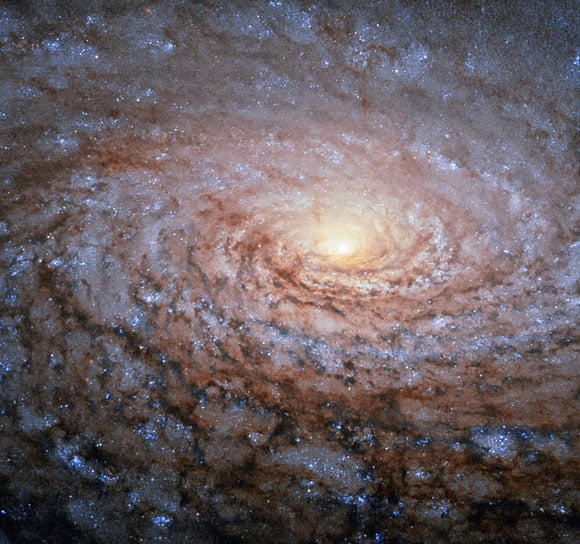 New Hubble Image of the Sunflower Galaxy Messier 63