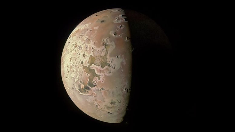 La región polar norte de la luna joviana Io