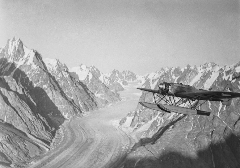 Abra o hidroavião Heinkel sobre os Alpes Stauning no leste da Groenlândia, 1933
