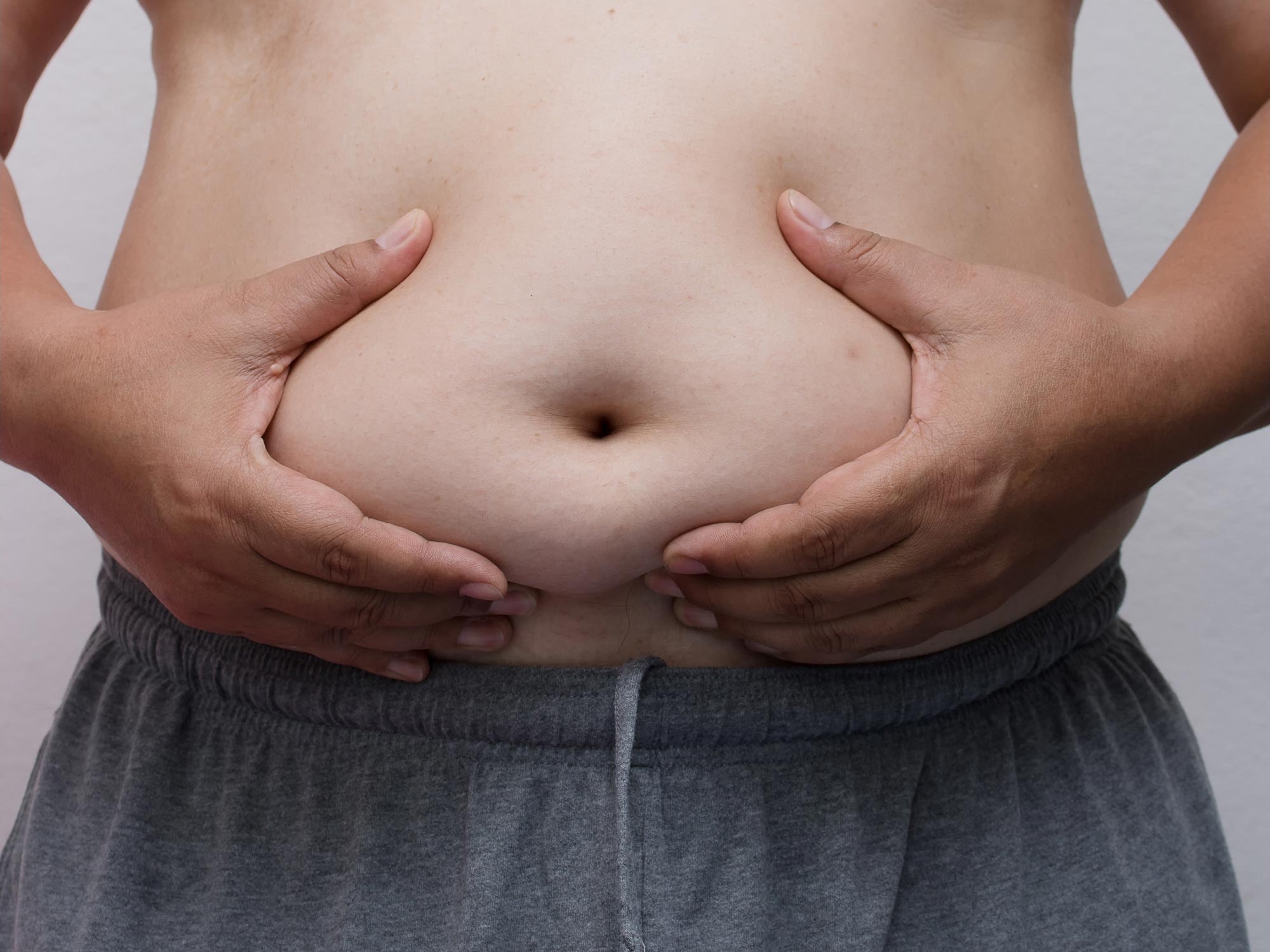 Мужчины дышат животом. У толстой болит живот от переедания. Из за чего откладывается жир. Фото скопления жира у человека. Органы полного человека в жиру.