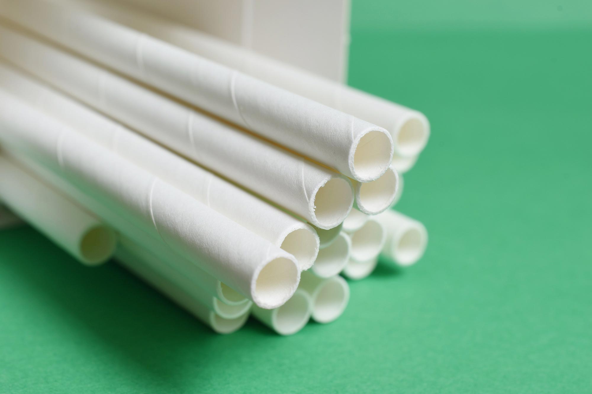 Papieren rietjes kunnen gevaarlijk zijn voor de gezondheid en slechter voor het milieu dan plastic versies