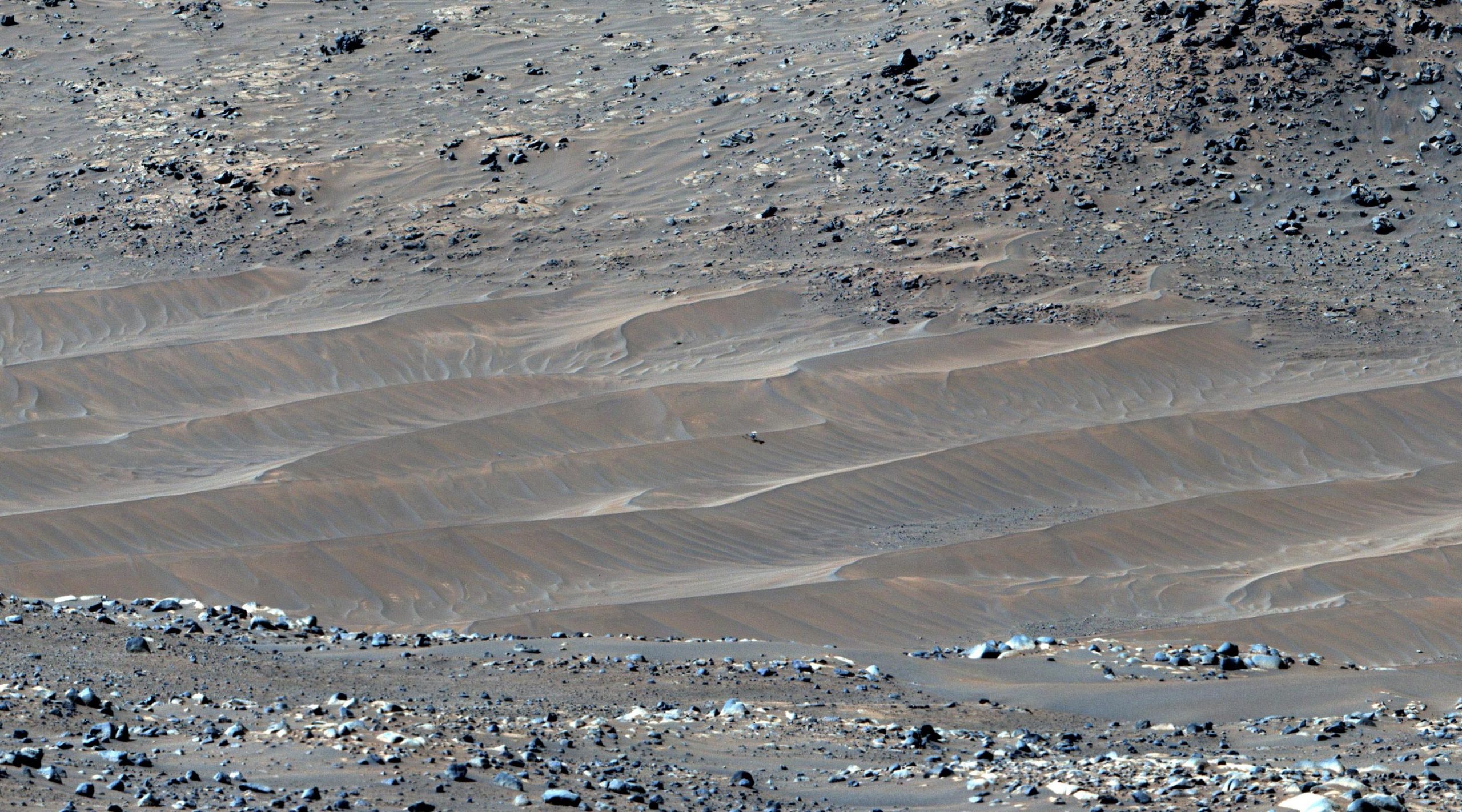 Der Perseverance Mars Rover der NASA entdeckt den Ingenuity-Hubschrauber an seiner letzten Ruhestätte