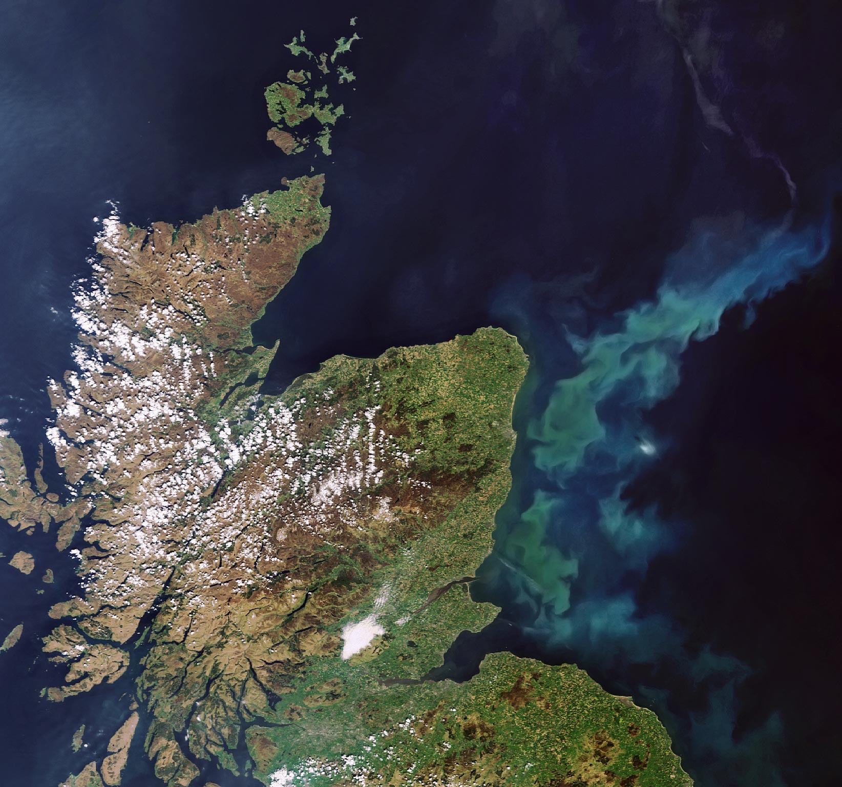Сангарский пролив. Скандинавия спутниковый снимок. Великобритания из космоса. Остров Великобритания.