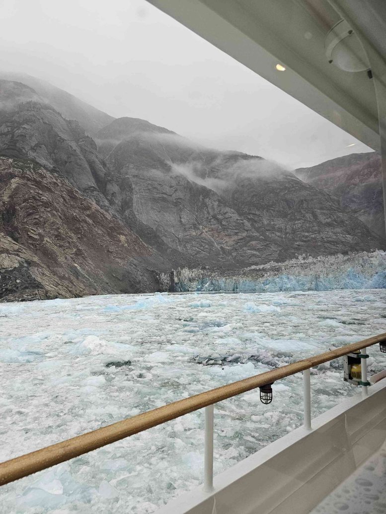 Перед зсувом Tracy Arm Mountain View