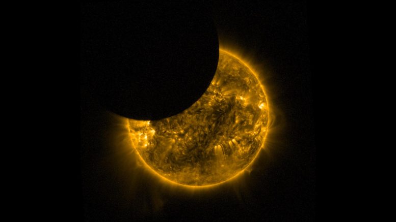El satélite Proba-2 ve la luna eclipsando al sol dos veces [Video]