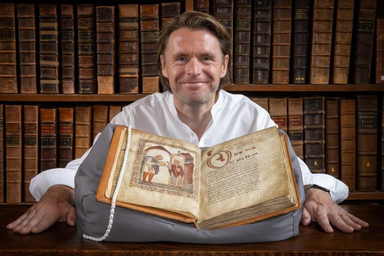 Prof. David Woodman dengan Potret æthelstan