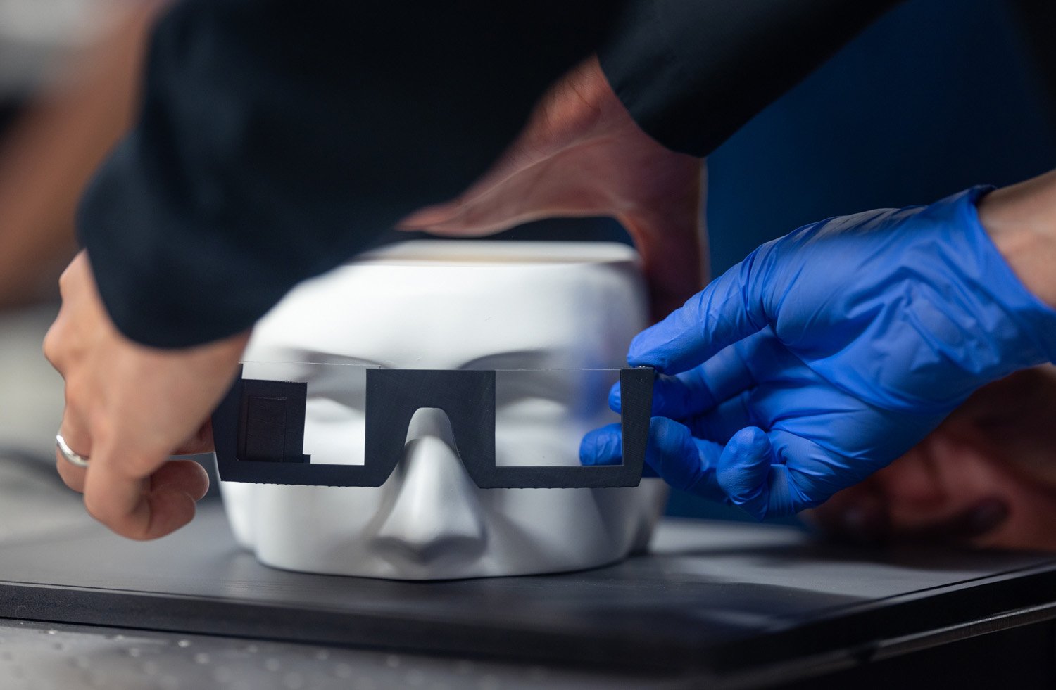 فناوری هولوگرافی عینک های معمولی را به سرزمین عجایب سه بعدی تبدیل می کند