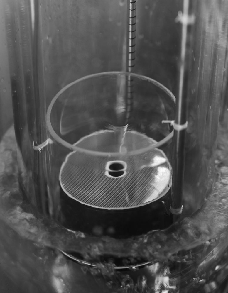 Experimento de vórtice cuántico en helio superfluido