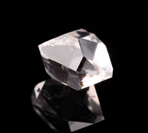 Quantum information is preserved in an artificial diamond