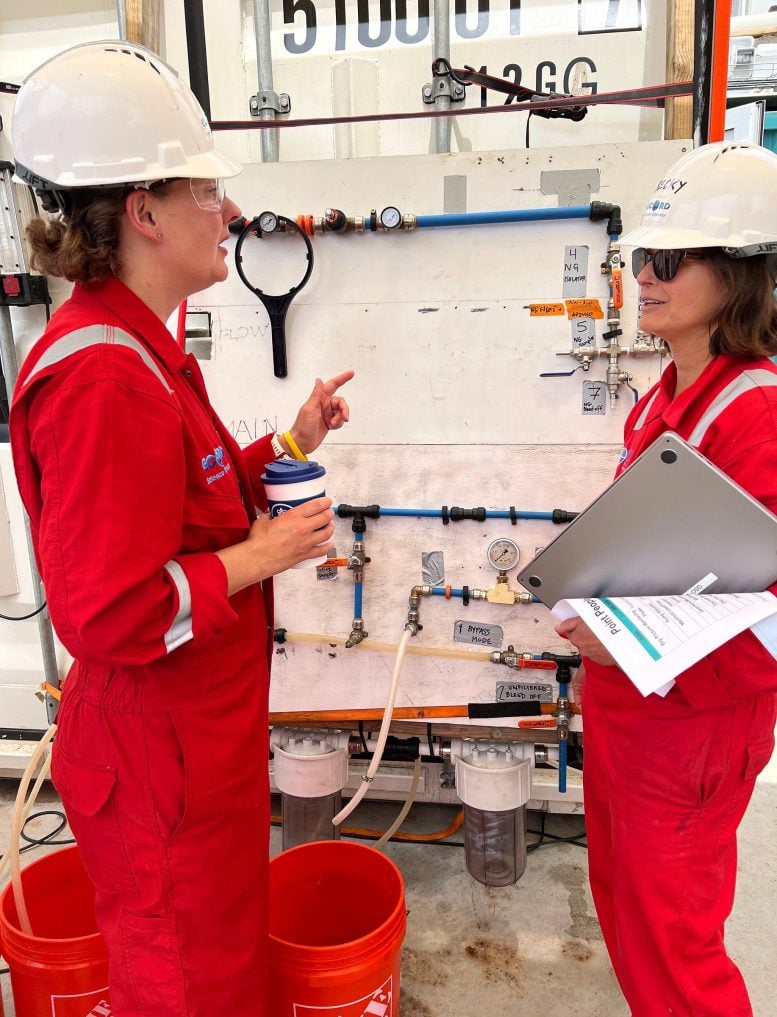 Rachel Bell dan Rebecca Robinson Diskusikan Pengambilan Sampel Air Tanah