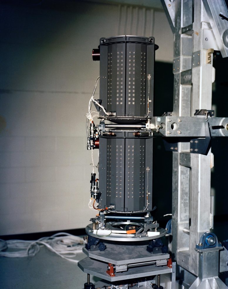 Cada uma das sondas Voyager da NASA é equipada com três geradores termoelétricos de radioisótopos (RTGs), sendo um deles ilustrado na imagem apresentada. Os RTGs desempenham a função de fornecer energia à espaçonave, convertendo o calor gerado pelo decaimento do plutônio-238 em eletricidade.