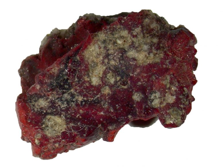 Vzorek červeného trinititu obsahuje polokrystalický