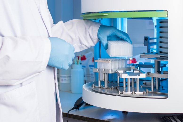 Peneliti menangani sampel lab