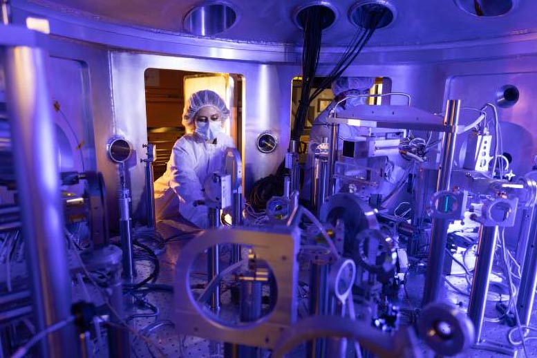 Para peneliti secara tidak sengaja membuat senyawa emas baru yang belum pernah terjadi sebelumnya 1 Instrumen Laser Operasi Peneliti