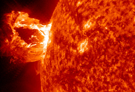Researchers Explain Magnetic Field Misbehavior in Solar Flares