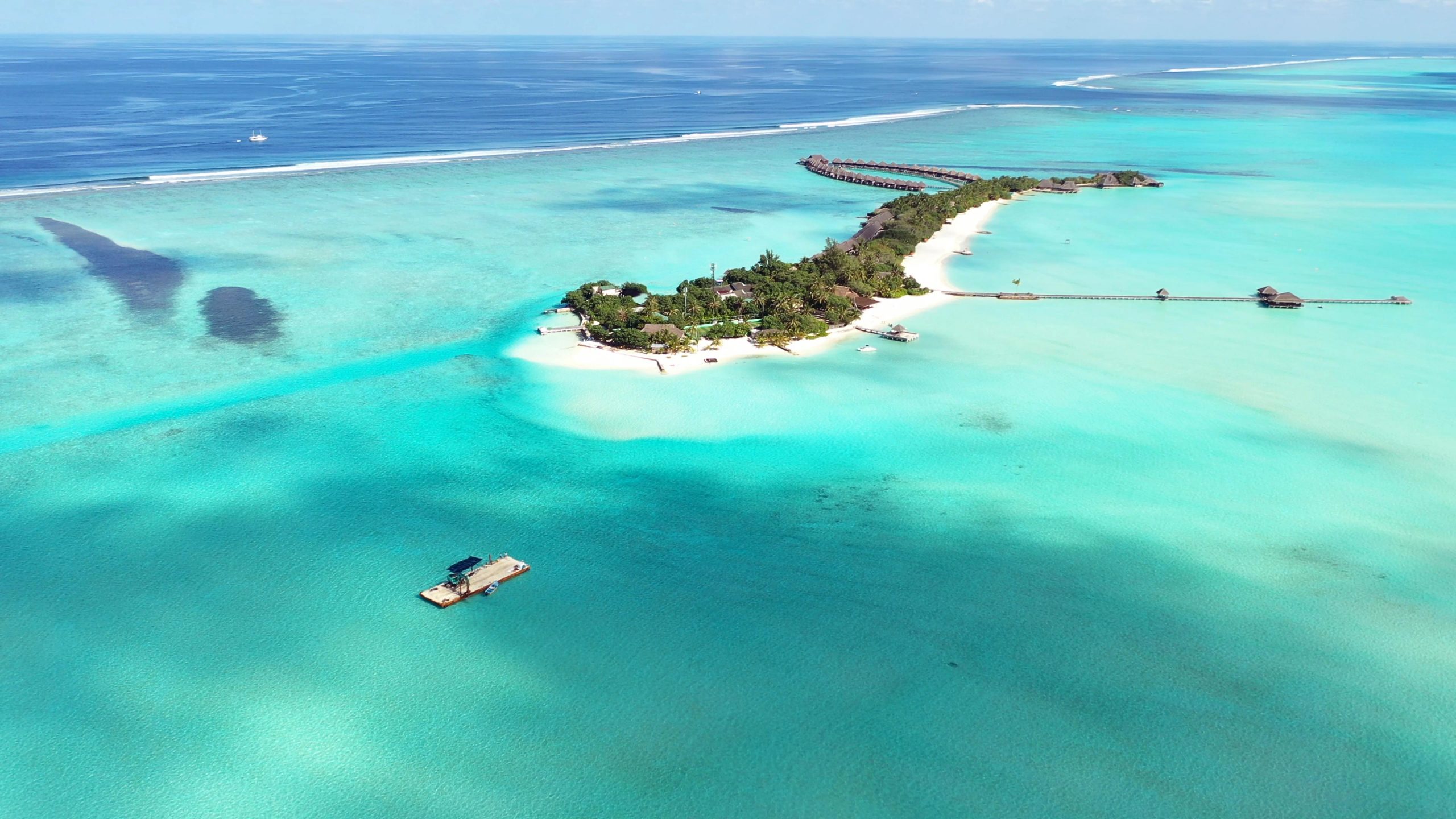 Индийский океан острова страны. Мальдивские острова вид сверху. Индийский океан. Океан Мальдивы фото. Остров команду Мальдивы.