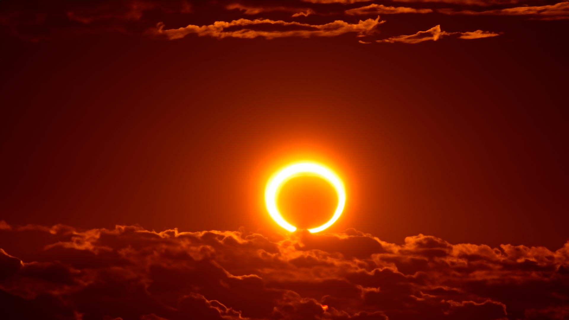 Eclipse solar “Anel de Fogo”, teste de novo motor, nuvens de quartzo no exoplaneta