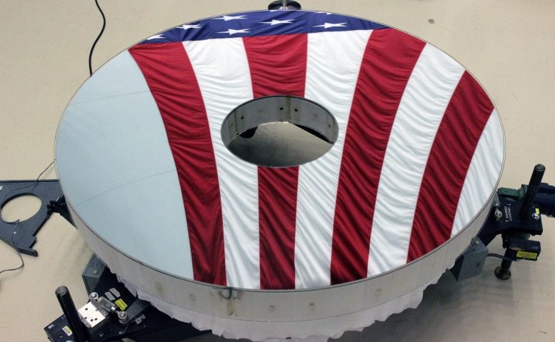 El espejo primario del telescopio espacial romano refleja la bandera estadounidense