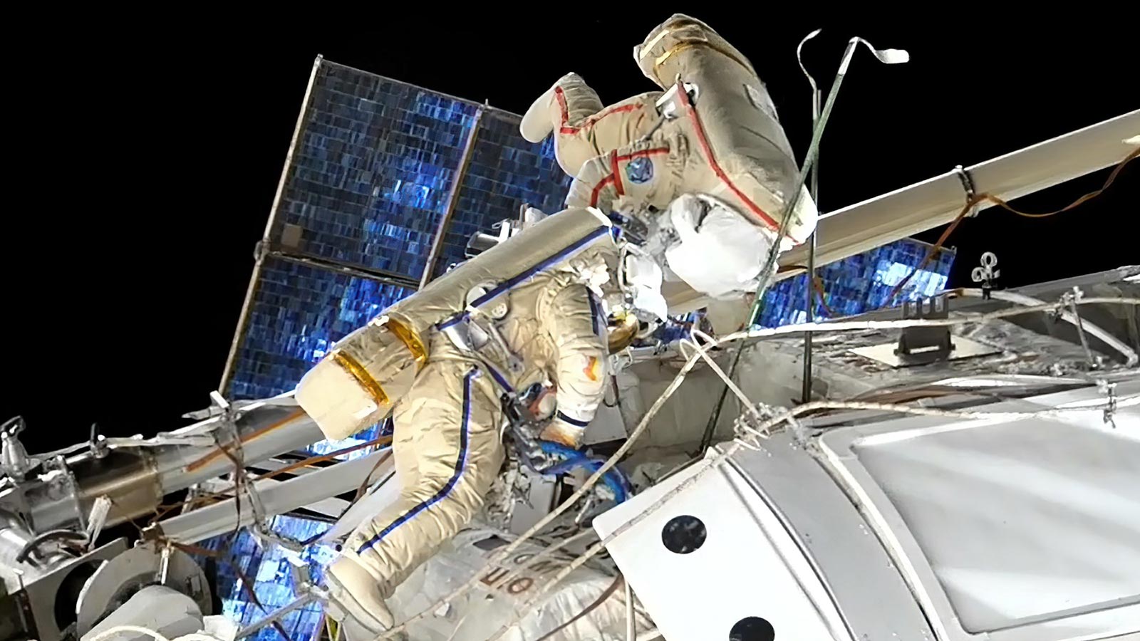 Rosyjscy kosmonauci wykonują spacery kosmiczne, aby wymienić sprzęt stacji kosmicznej